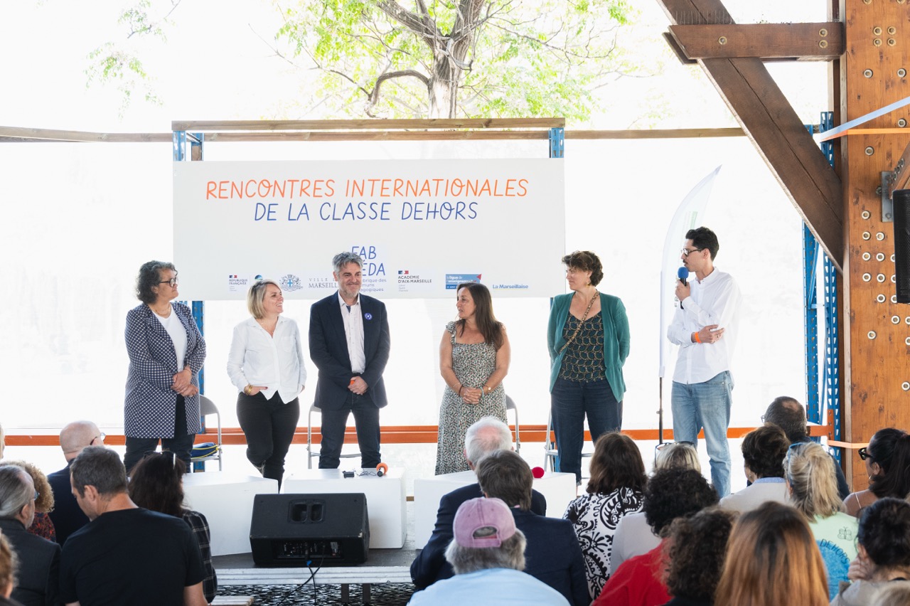 Enfants en classe dehors.